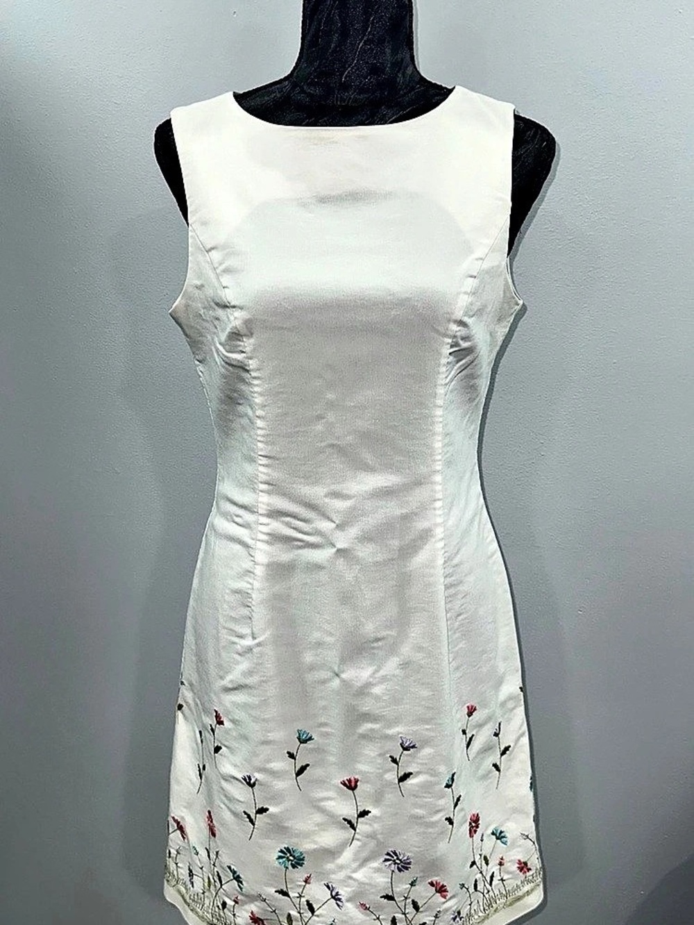 City triangles White Floral Embroidered Mini Dress (bust 36”/L 24)